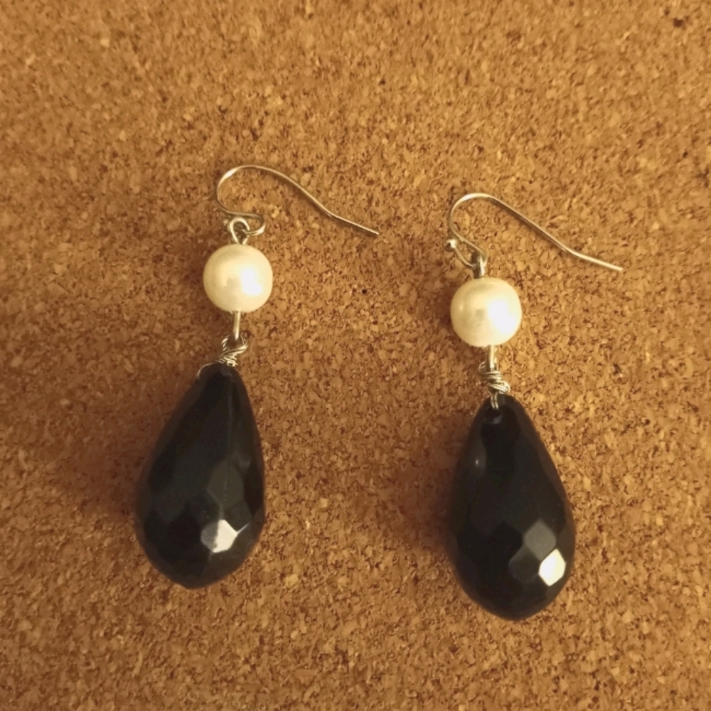 Pearl and black bead dangle Earrings